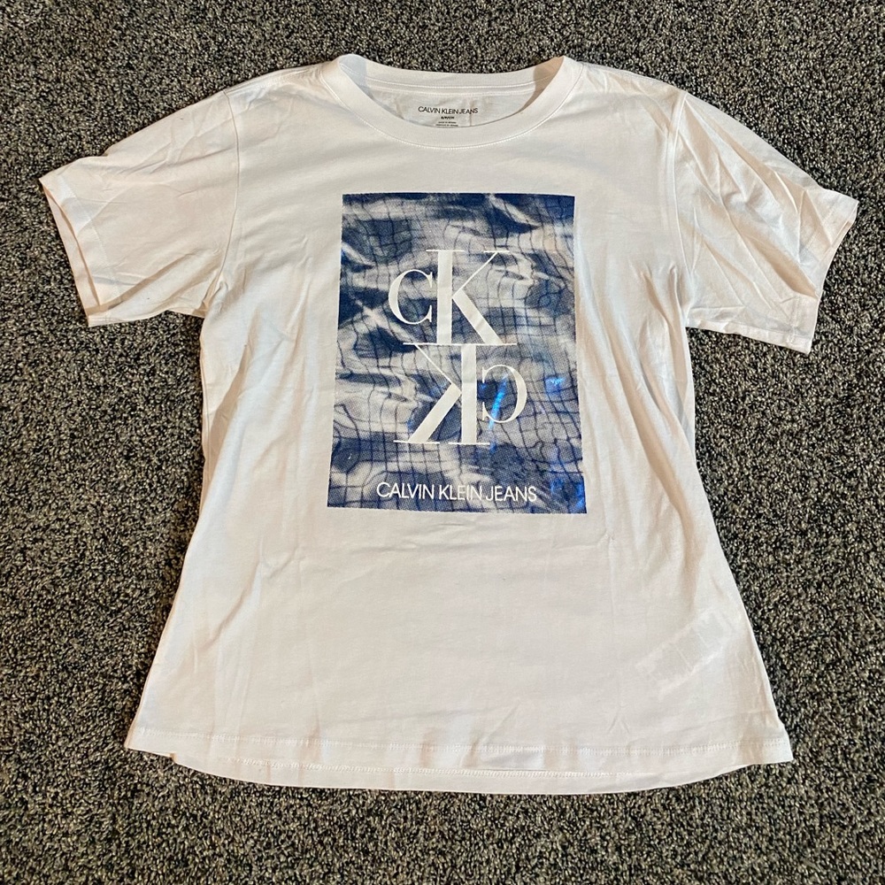 Calvin Klein graphic tshirt size small